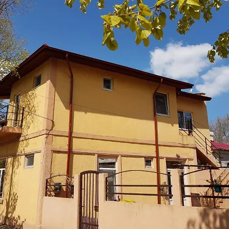 Sasha's Place Apartment *