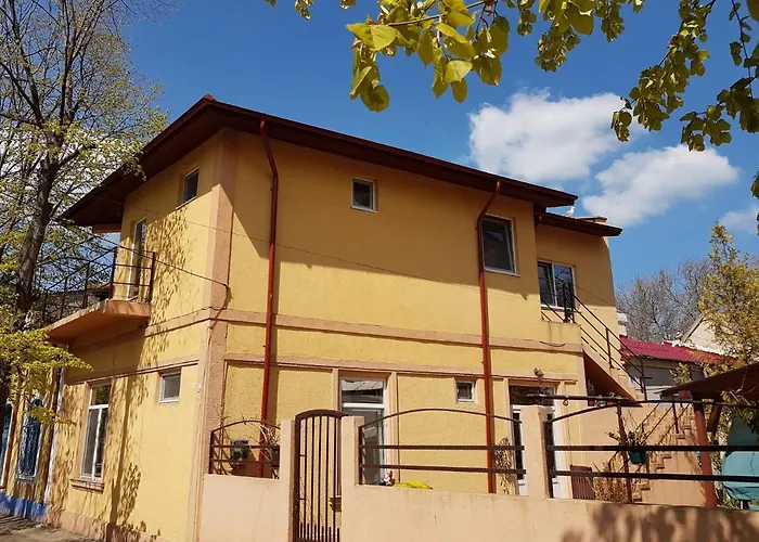 Sasha's Place Apartment *